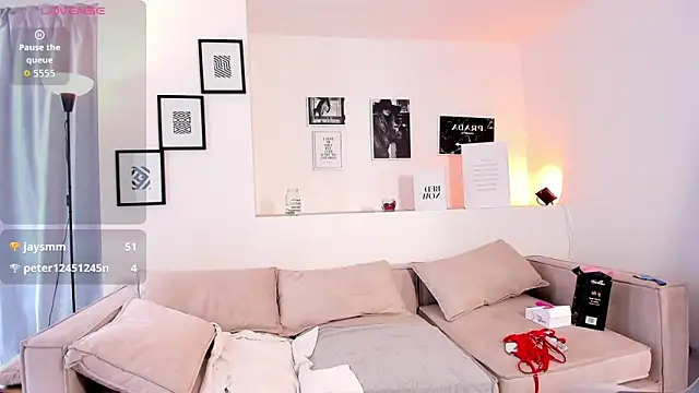 Miacorner  online show from September 28, 2025, 6:37 pm