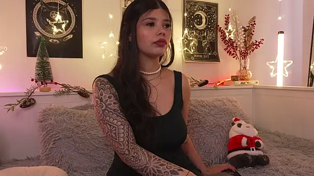 sophieee art online show from December 16, 2025, 8:35 pm