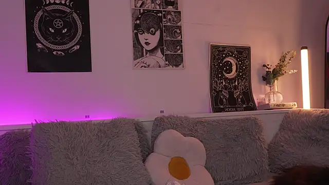 sophieee art online show from October 7, 2025, 2:23 am