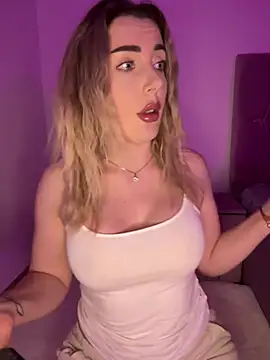 Snapshot of LunaCharm chatting on March 12, 2026, 4:55 pm LunaCharm online show from March 12, 2026, 4:55 pm