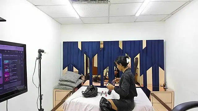 Aisha hotts777 online show from April 29, 2026, 3:32 am