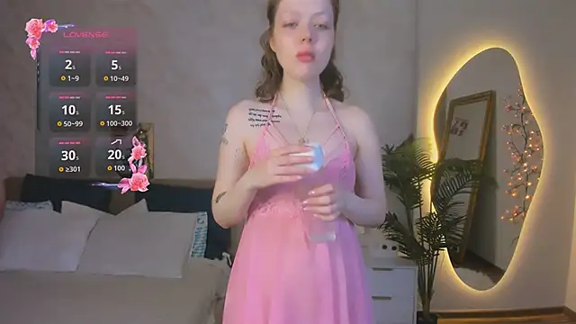 Snapshot of Lunar_Lily chatting on June 19, 2026, 5:02 am Lunar Lily online show from June 19, 2026, 5:02 am