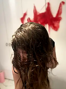 TenderLaGlamor online show from October 18, 2025, 5:26 pm