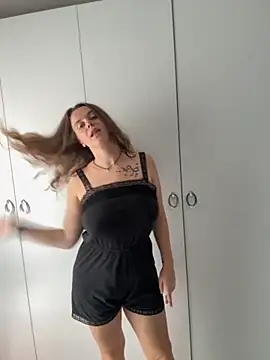 TenderLaGlamor online show from October 16, 2025, 11:07 am