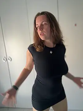 TenderLaGlamor online show from September 25, 2025, 3:18 pm