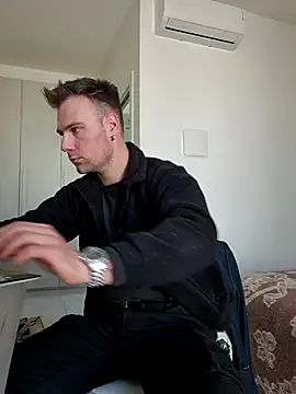 mrlyuis online show from April 24, 2026, 1:46 pm