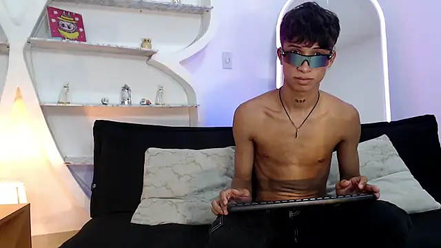 BEAUTY BOYS1 online show from September 21, 2025, 10:15 pm