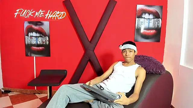 Snapshot of BEAUTY_BOYS1 chatting on March 12, 2026, 7:18 pm BEAUTY BOYS1 online show from March 12, 2026, 7:18 pm