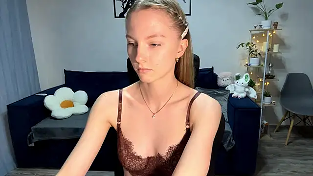 BrightAnnie online show from October 5, 2025, 3:03 pm