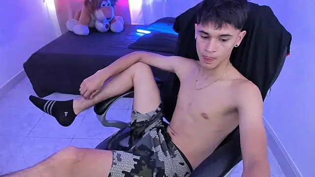 Snapshot of Aron_Boyy chatting on March 10, 2026, 8:13 pm Aron Boyy online show from March 10, 2026, 8:13 pm