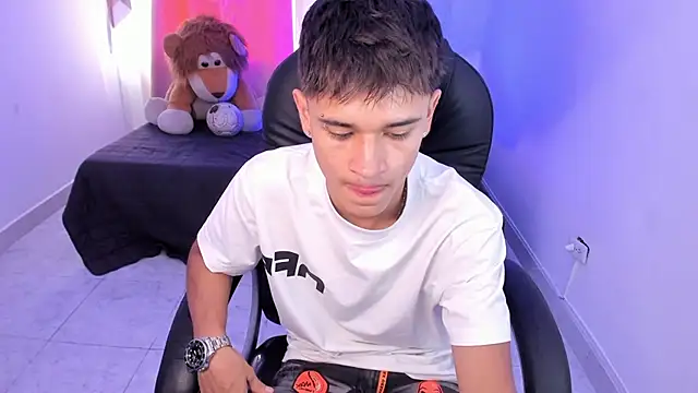 Snapshot of Aron_Boyy chatting on February 17, 2026, 7:33 pm Aron Boyy online show from February 17, 2026, 7:33 pm