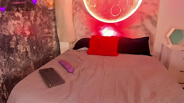 chloegils  online show from September 13, 2025, 1:44 pm