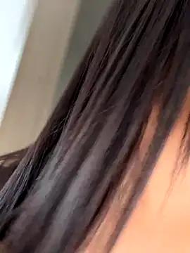 Lu090  online show from December 4, 2025, 4:06 pm