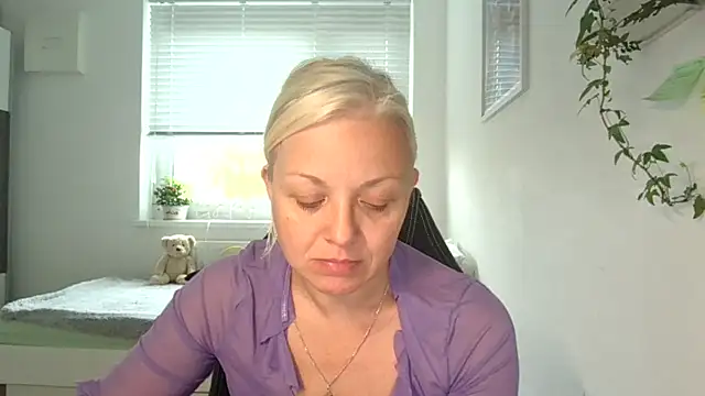 Linsy Kim online show from October 15, 2025, 6:54 am