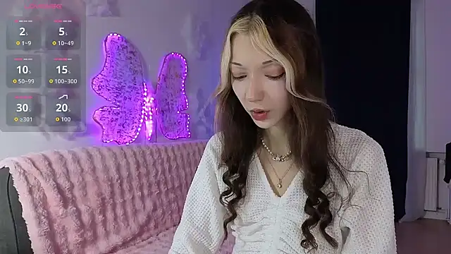 KiraGlam online show from September 17, 2025, 10:17 am