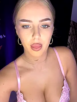 AubrieleRouj1 online show from November 9, 2025, 4:44 pm