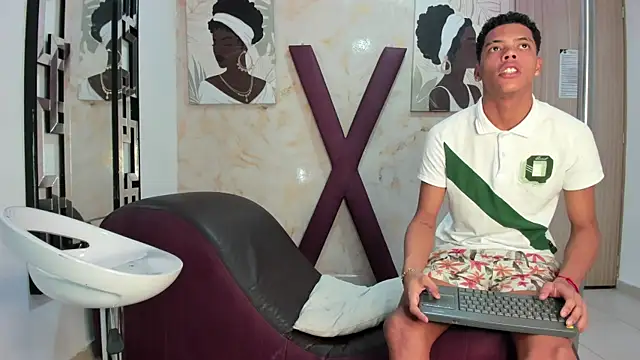 PRETTY FEM online show from June 17, 2026, 7:35 pm