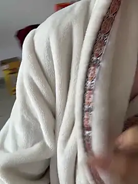 xiiuuff18 online show from December 17, 2025, 1:54 am