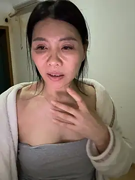 xiiuuff18 online show from February 16, 2026, 12:59 pm