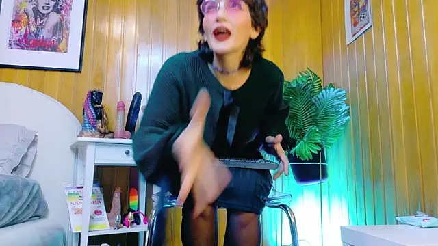 Zafiro Gem  online show from November 18, 2025, 8:01 pm