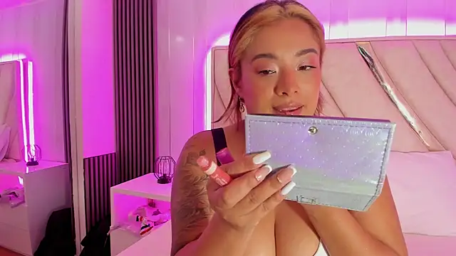 bellalumi online show from October 4, 2025, 2:35 am