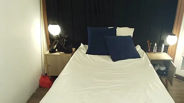 Snapshot of LiaMonroee_ chatting on March 22, 2026, 12:18 pm LiaMonroee online show from March 22, 2026, 12:18 pm