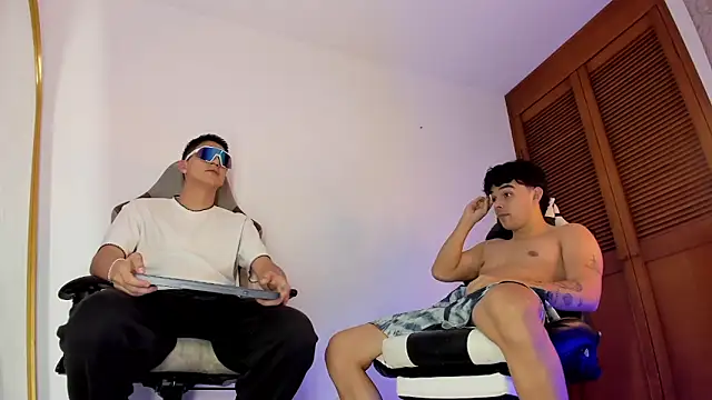 sotooliver3 online show from December 2, 2025, 9:49 pm