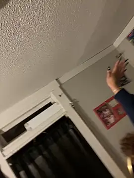 StylishEchium online show from October 27, 2025, 5:47 pm