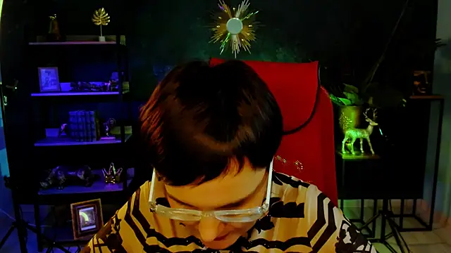 Snapshot of LauraDavidsons chatting on December 19, 2025, 4:53 pm LauraDavidsons online show from December 19, 2025, 4:53 pm