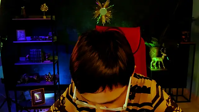 Snapshot of LauraDavidsons chatting on December 20, 2025, 5:32 am LauraDavidsons online show from December 20, 2025, 5:32 am