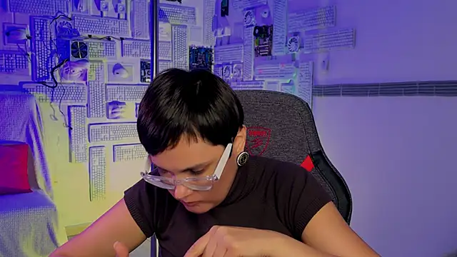 Snapshot of LauraDavidsons chatting on October 1, 2025, 4:44 pm LauraDavidsons online show from October 1, 2025, 4:44 pm