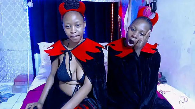 SexyPetitex25 online show from October 31, 2025, 7:43 pm