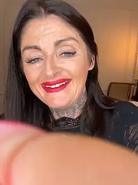 IrishmilfAnna online show from May 6, 2026, 3:49 pm