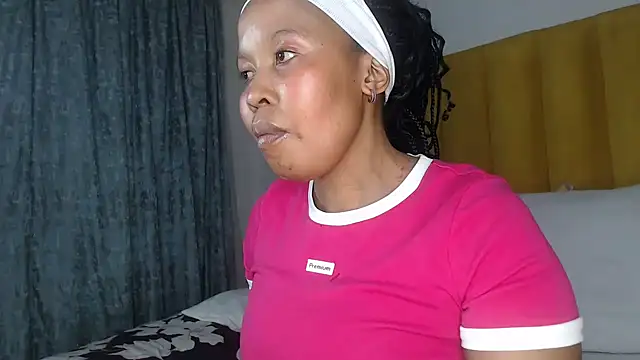 Snapshot of Bella_2025 chatting on February 11, 2026, 1:05 am Bella 2025 online show from February 11, 2026, 1:05 am