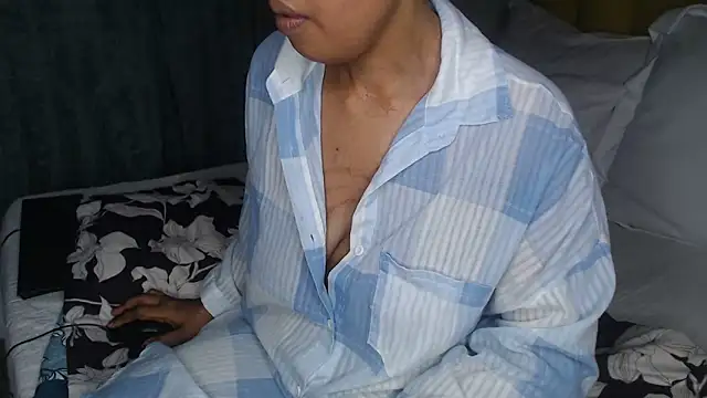 Snapshot of Bella_2025 chatting on February 23, 2026, 5:35 pm Bella 2025 online show from February 23, 2026, 5:35 pm