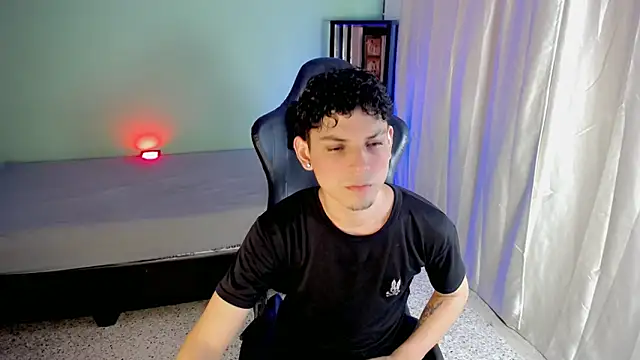 dilan hott  online show from October 3, 2025, 8:32 pm