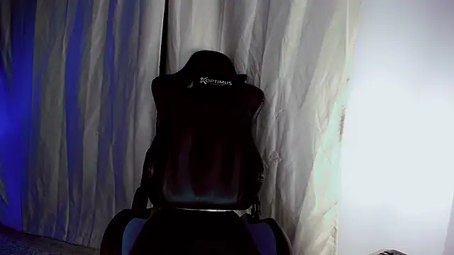 dilan hott  online show from October 9, 2025, 12:00 am