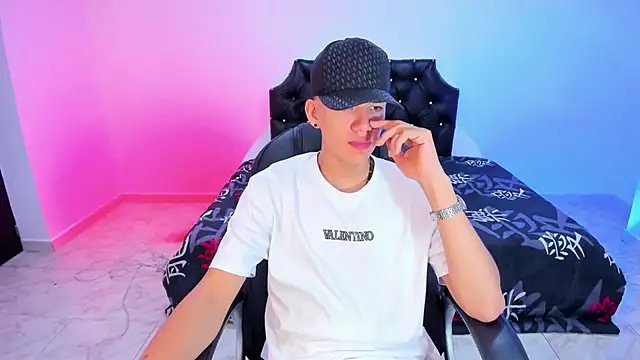 maxthomson boy online show from October 11, 2025, 7:48 pm