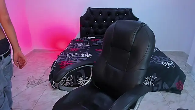 maxthomson boy online show from October 16, 2025, 9:34 pm