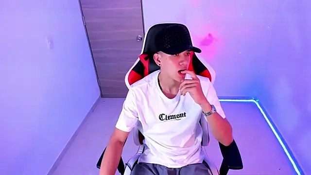 maxthomson boy online show from October 21, 2025, 3:39 am