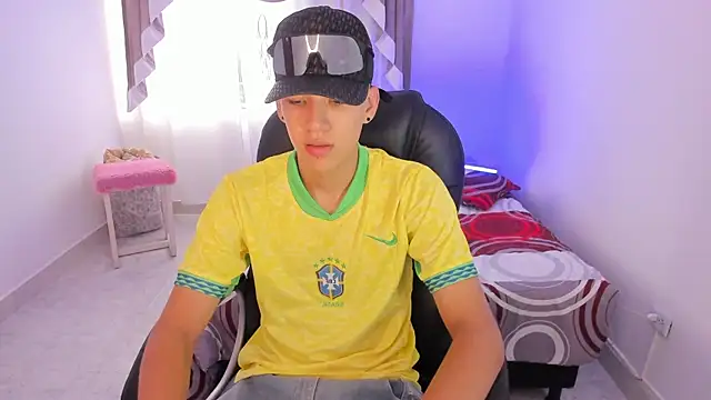 maxthomson boy online show from September 8, 2025, 7:02 pm