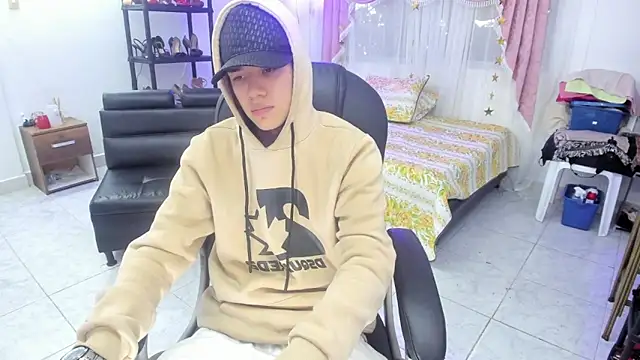 maxthomson boy online show from September 15, 2025, 8:53 pm