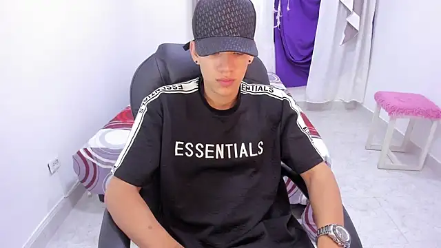 maxthomson boy online show from September 22, 2025, 11:44 pm