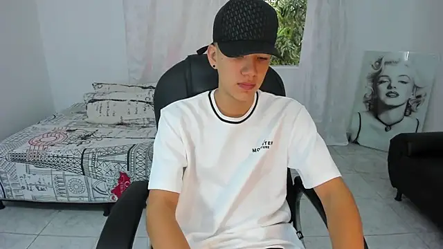 maxthomson boy online show from September 27, 2025, 7:53 pm