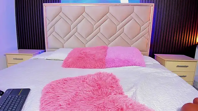 MiaaFarrel online show from December 17, 2025, 7:19 pm