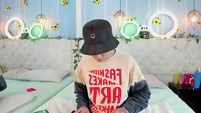 AleAurarashi online show from November 19, 2025, 2:55 am