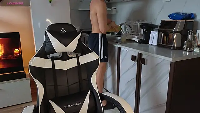 RyanStorm  online show from November 10, 2025, 12:10 pm