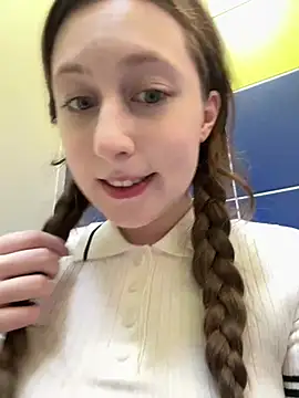FroggyAnna online show from July 3, 2026, 4:24 pm