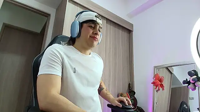 brunothompson3 online show from September 12, 2025, 12:22 am