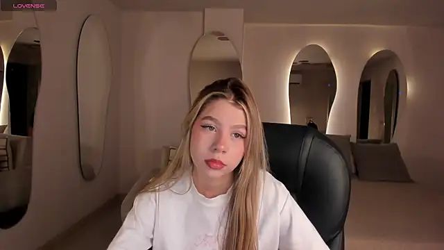 Snapshot of TiffannySins chatting on May 27, 2026, 3:03 am TiffannySins online show from May 27, 2026, 3:03 am